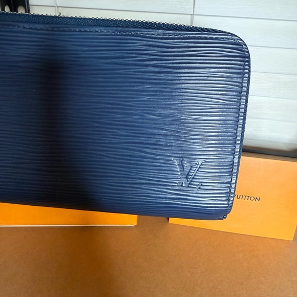 Louis Vuitton Navy Blue Epi Leather - Picture 5 of 15